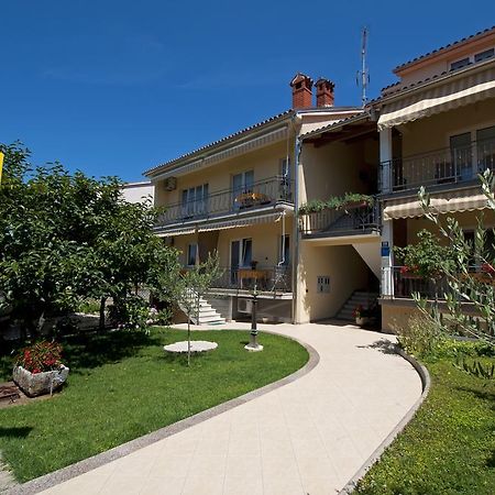 Apartments Maria Porec Bagian luar foto