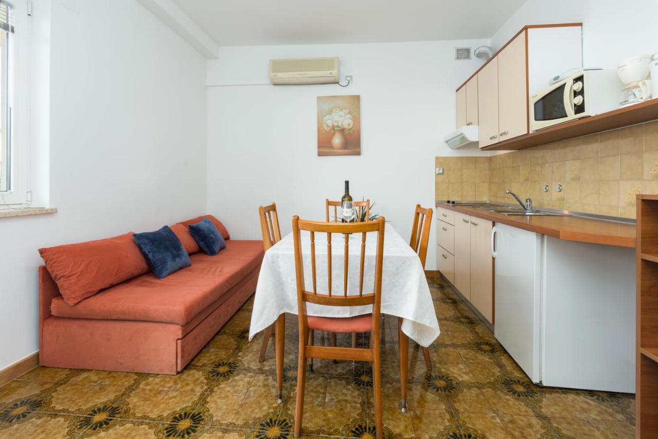 Apartments Maria Porec Bagian luar foto