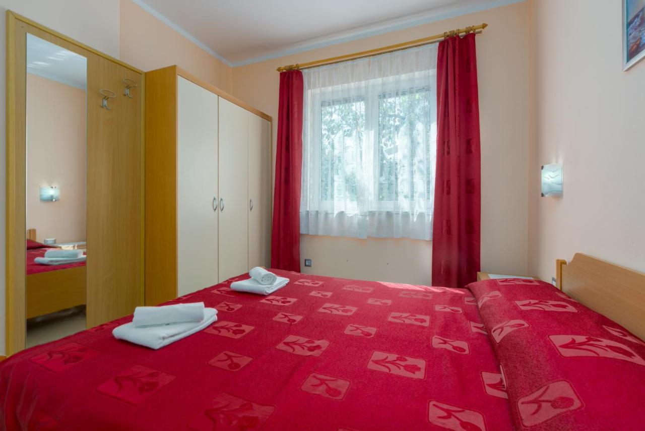Apartments Maria Porec Bagian luar foto