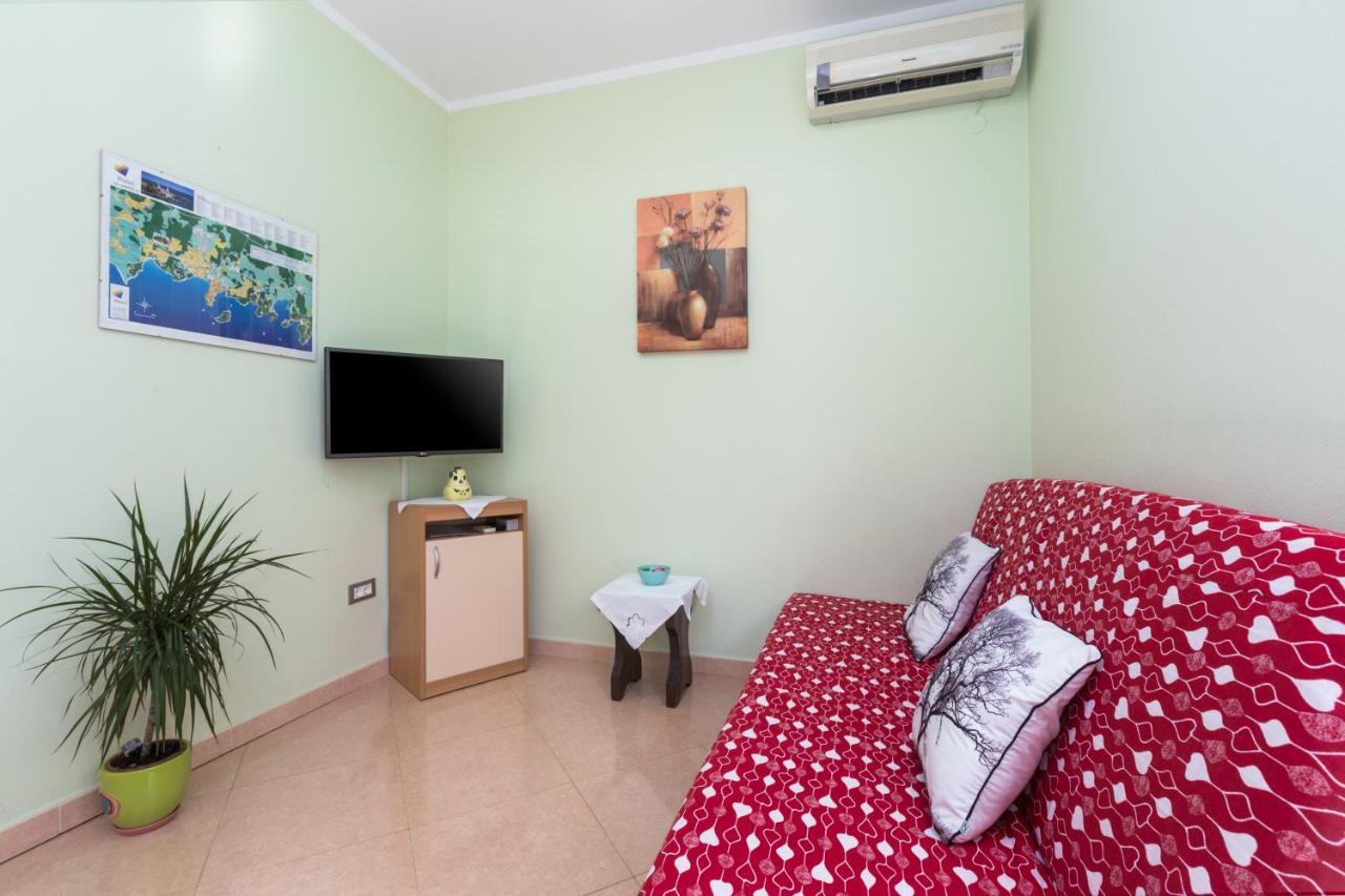 Apartments Maria Porec Bagian luar foto