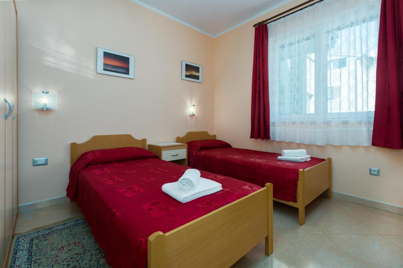 Apartments Maria Porec Bagian luar foto