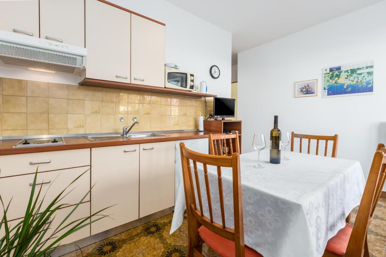 Apartments Maria Porec Bagian luar foto
