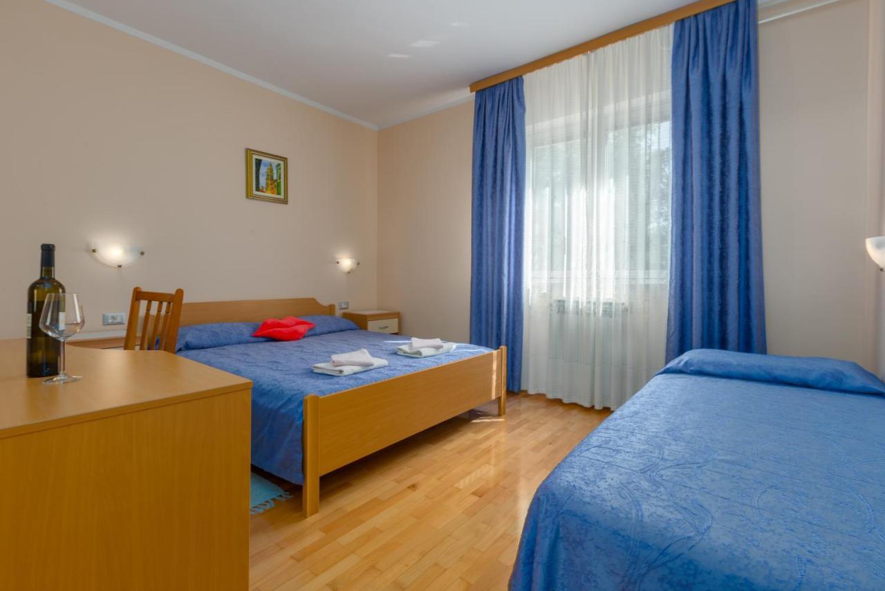 Apartments Maria Porec Bagian luar foto