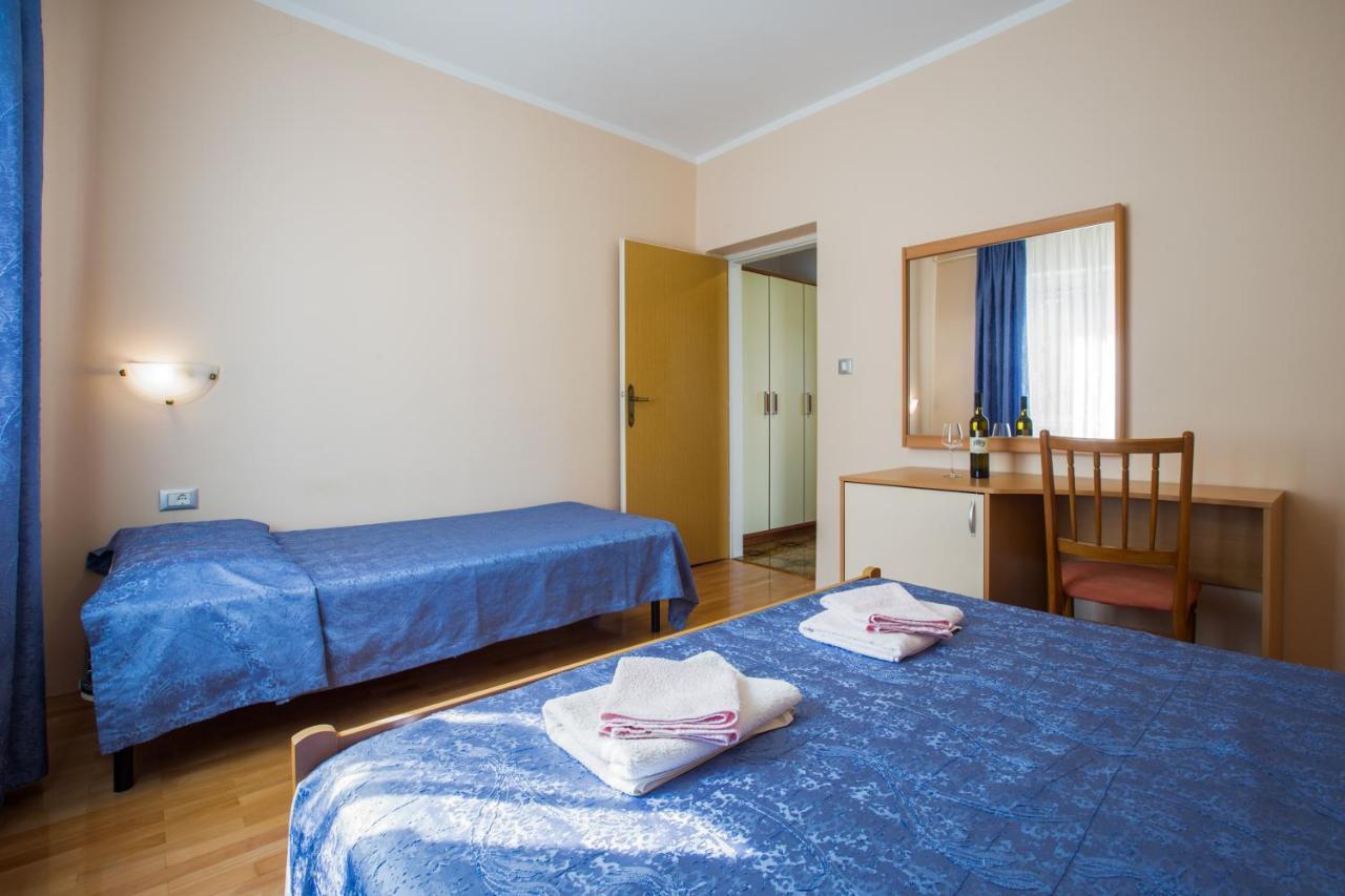 Apartments Maria Porec Bagian luar foto