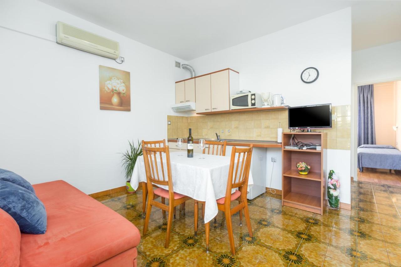 Apartments Maria Porec Bagian luar foto