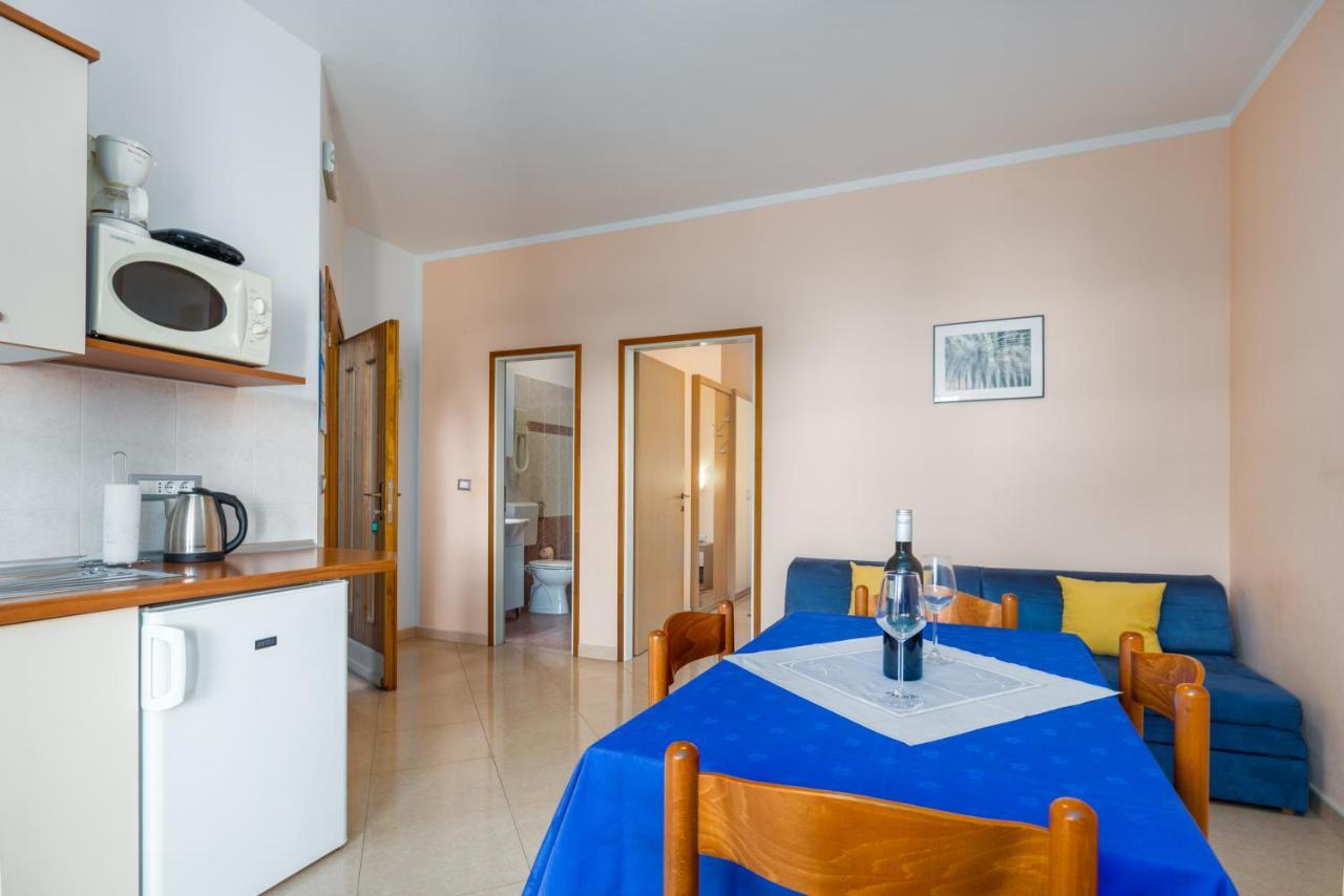 Apartments Maria Porec Bagian luar foto