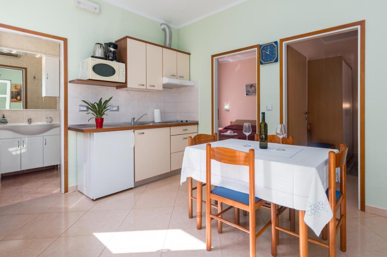 Apartments Maria Porec Bagian luar foto