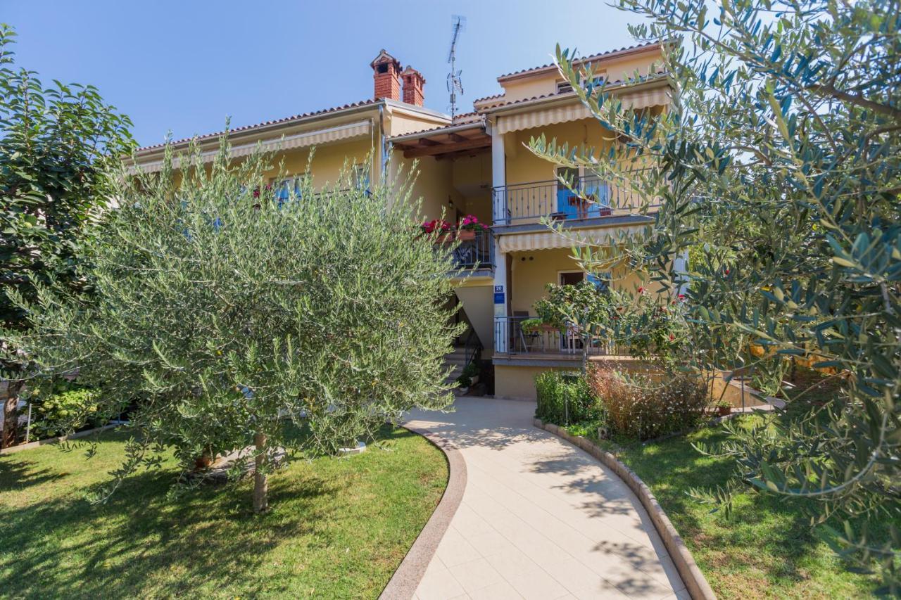 Apartments Maria Porec Bagian luar foto