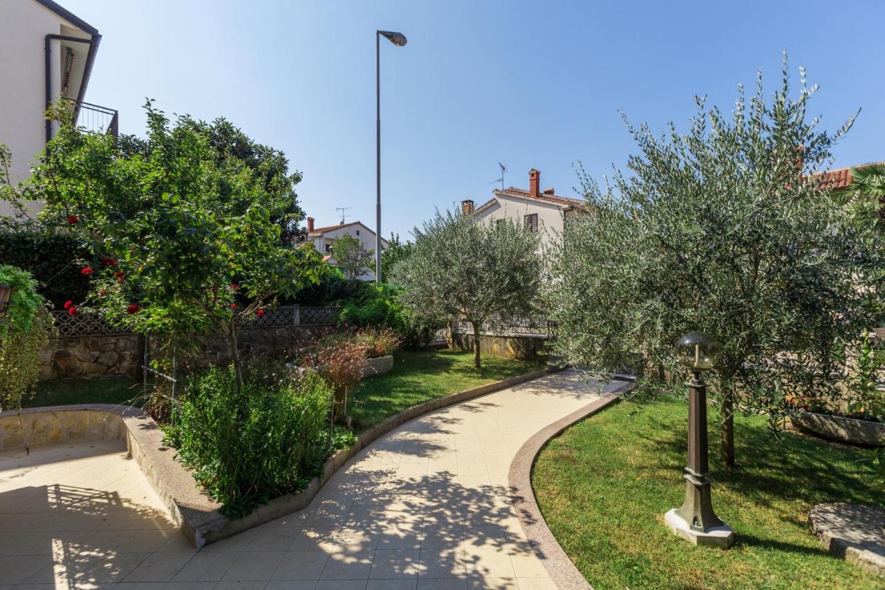 Apartments Maria Porec Bagian luar foto