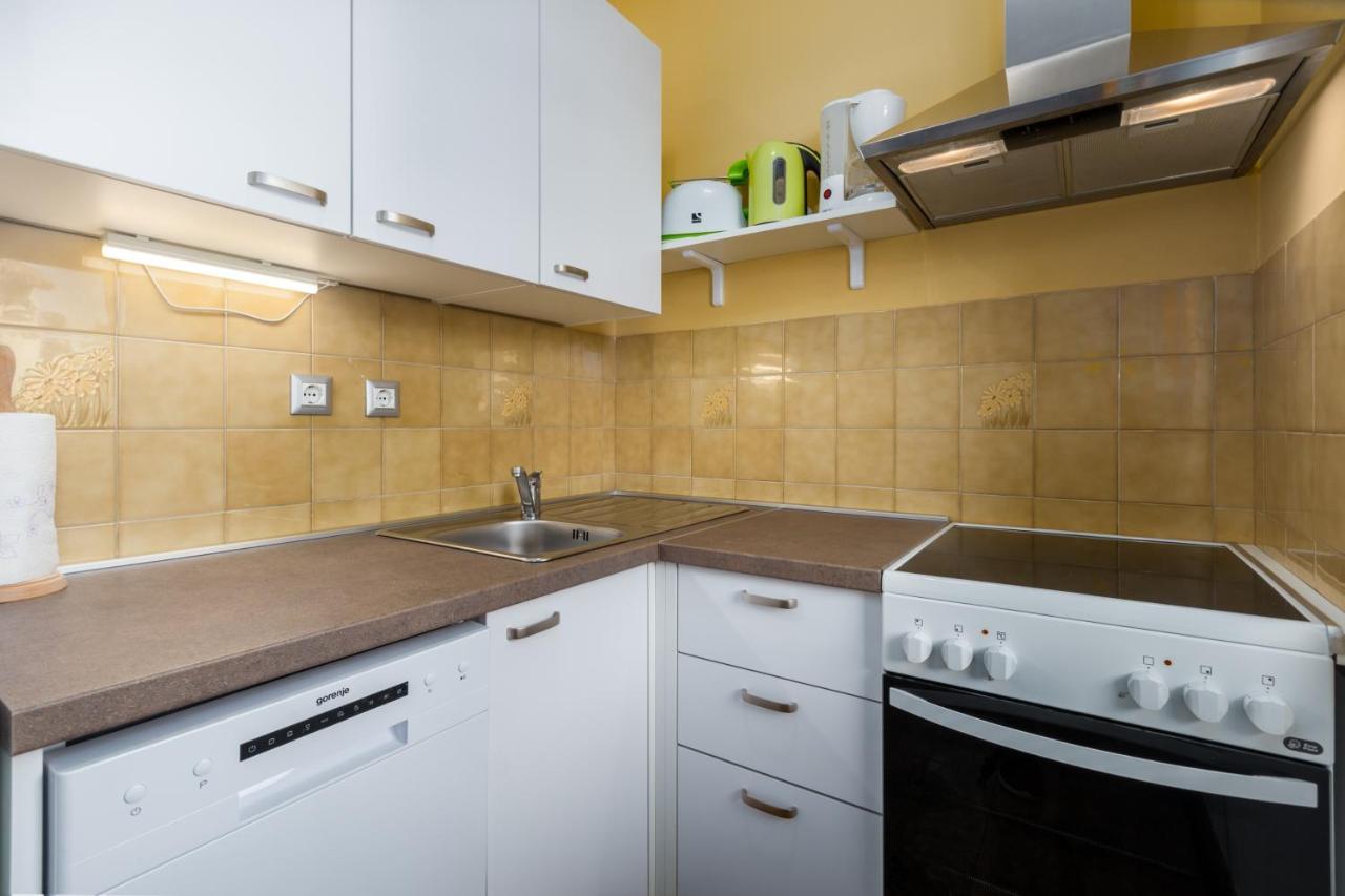 Apartments Maria Porec Bagian luar foto
