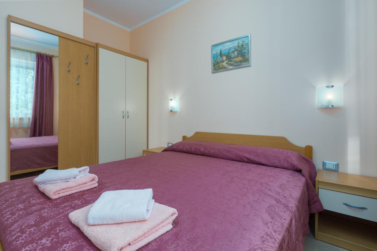 Apartments Maria Porec Bagian luar foto