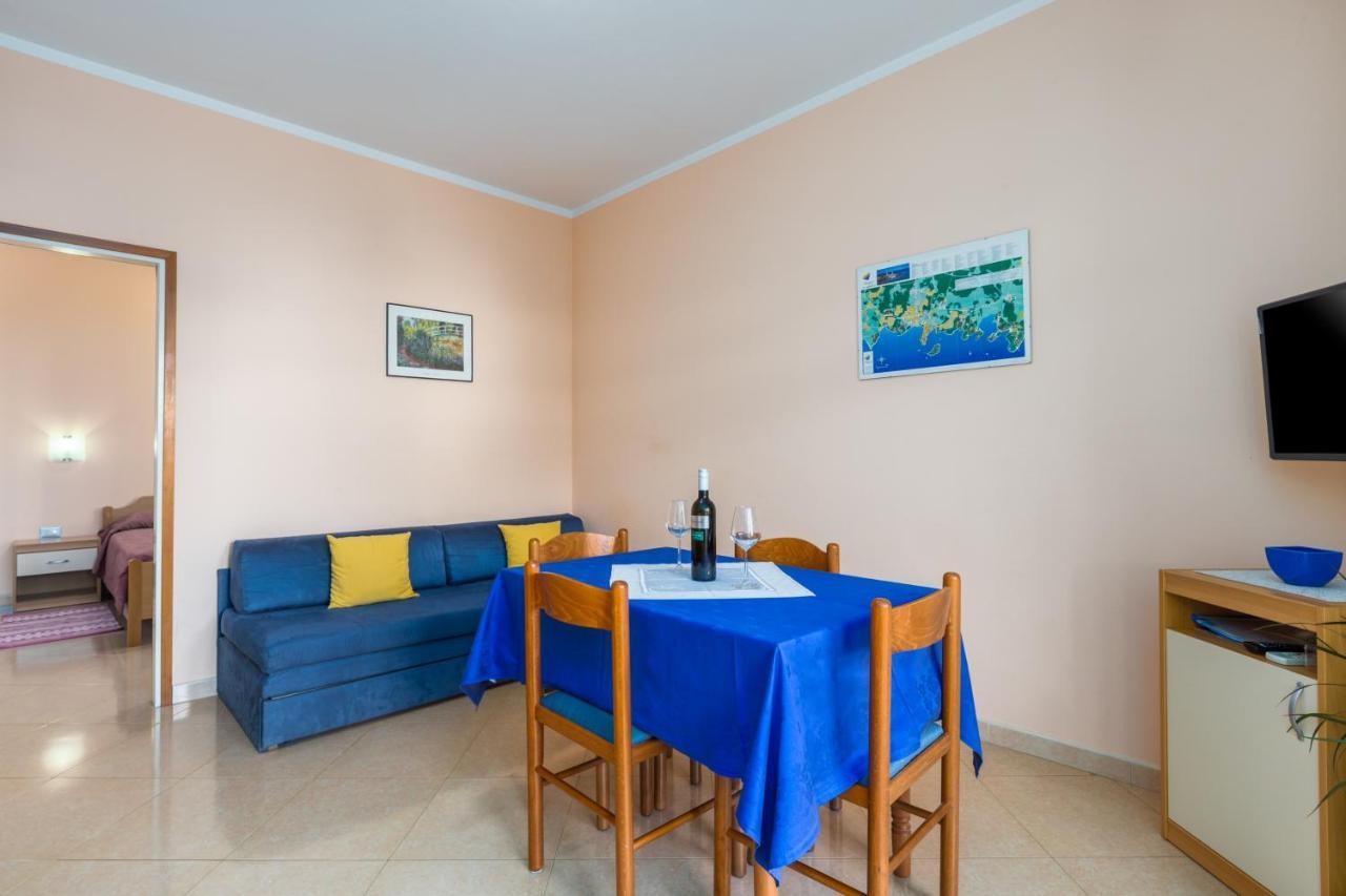 Apartments Maria Porec Bagian luar foto
