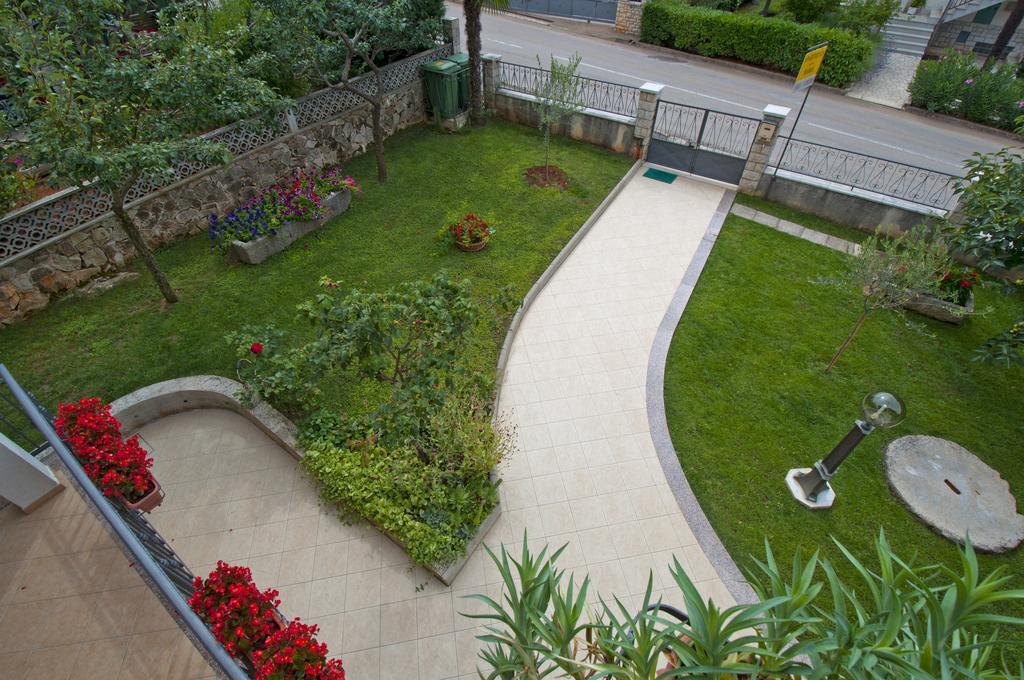 Apartments Maria Porec Bagian luar foto