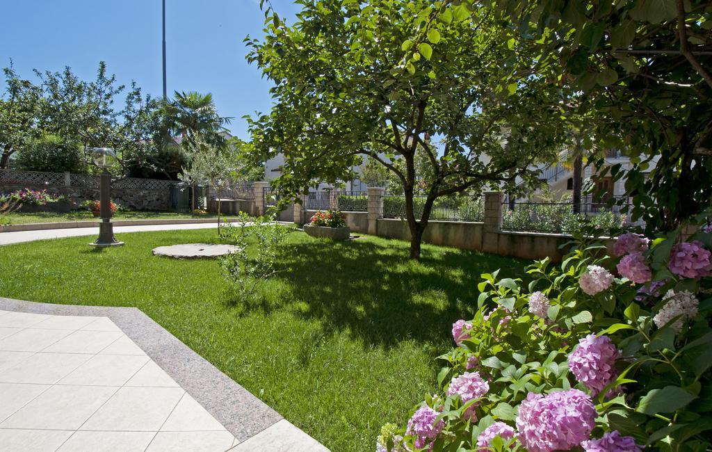 Apartments Maria Porec Bagian luar foto
