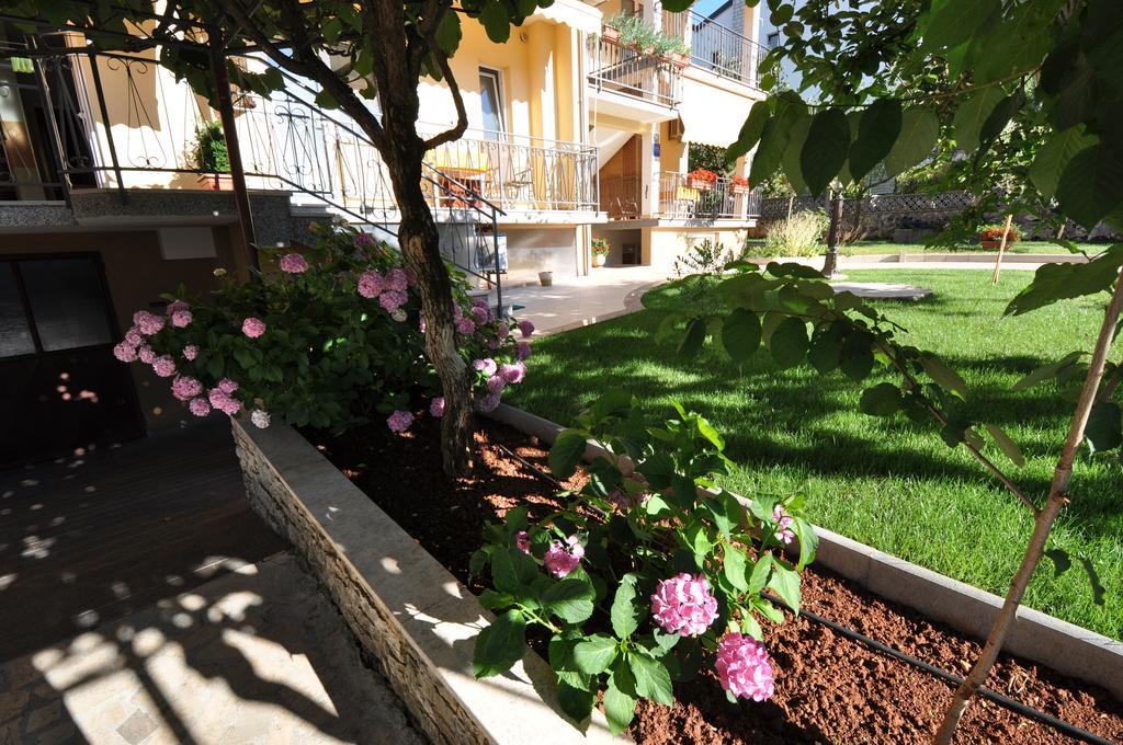 Apartments Maria Porec Bagian luar foto