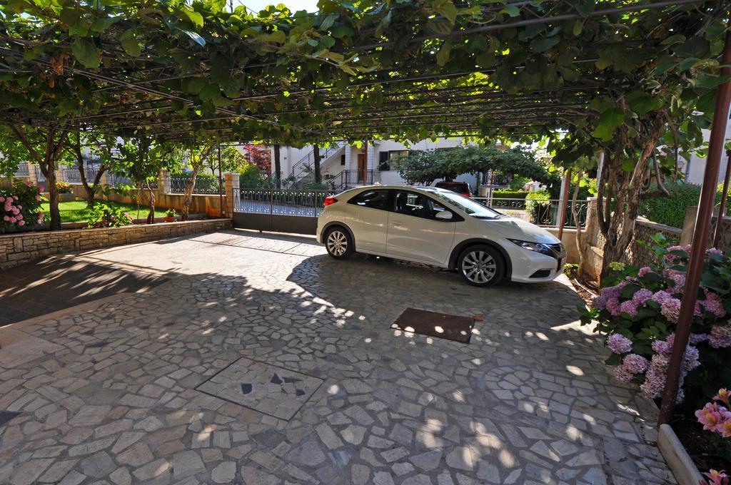 Apartments Maria Porec Bagian luar foto