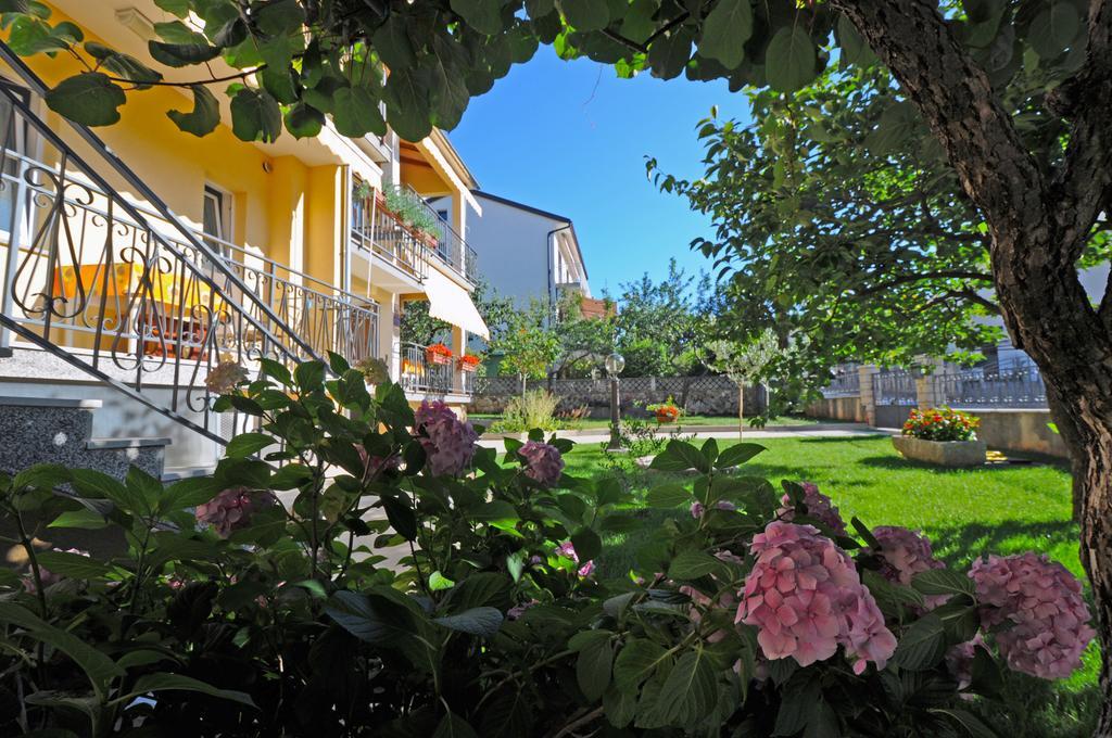 Apartments Maria Porec Bagian luar foto